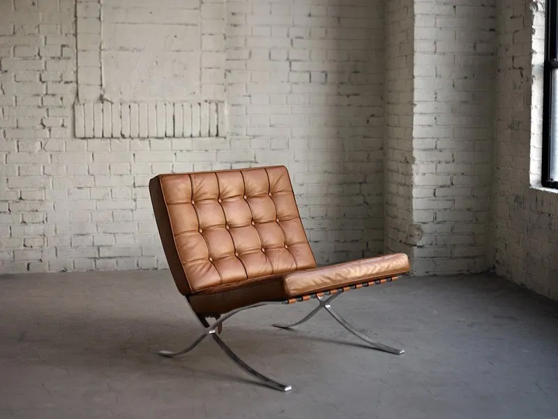 Một chiếc ghế được thiết kế bởi KTS Mies Van de Rohe. Ngôn ngữ đơn giản của nó như đi ngược lại những chiếc ghế kiểu cách tân cổ điển.